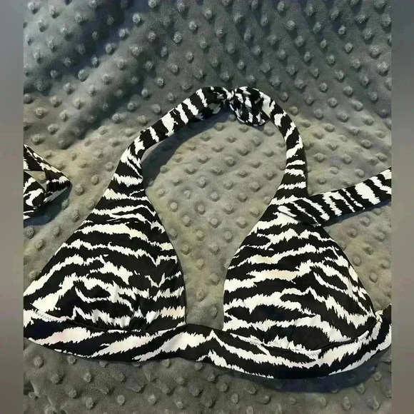 Victoria Secret Black and White‎ zebra Triangle Bikini Top, Size small - Picture 1 of 4